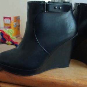 Torrid sz 10W black platform ankle boots